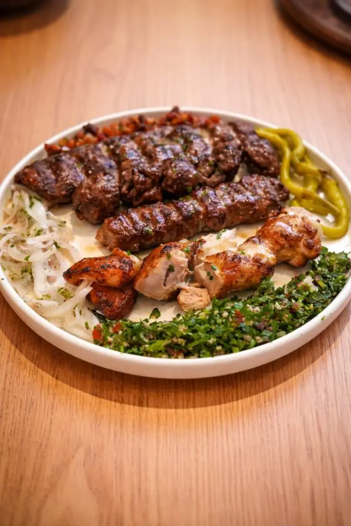 plato de kebab halal con carne y verduras frescas