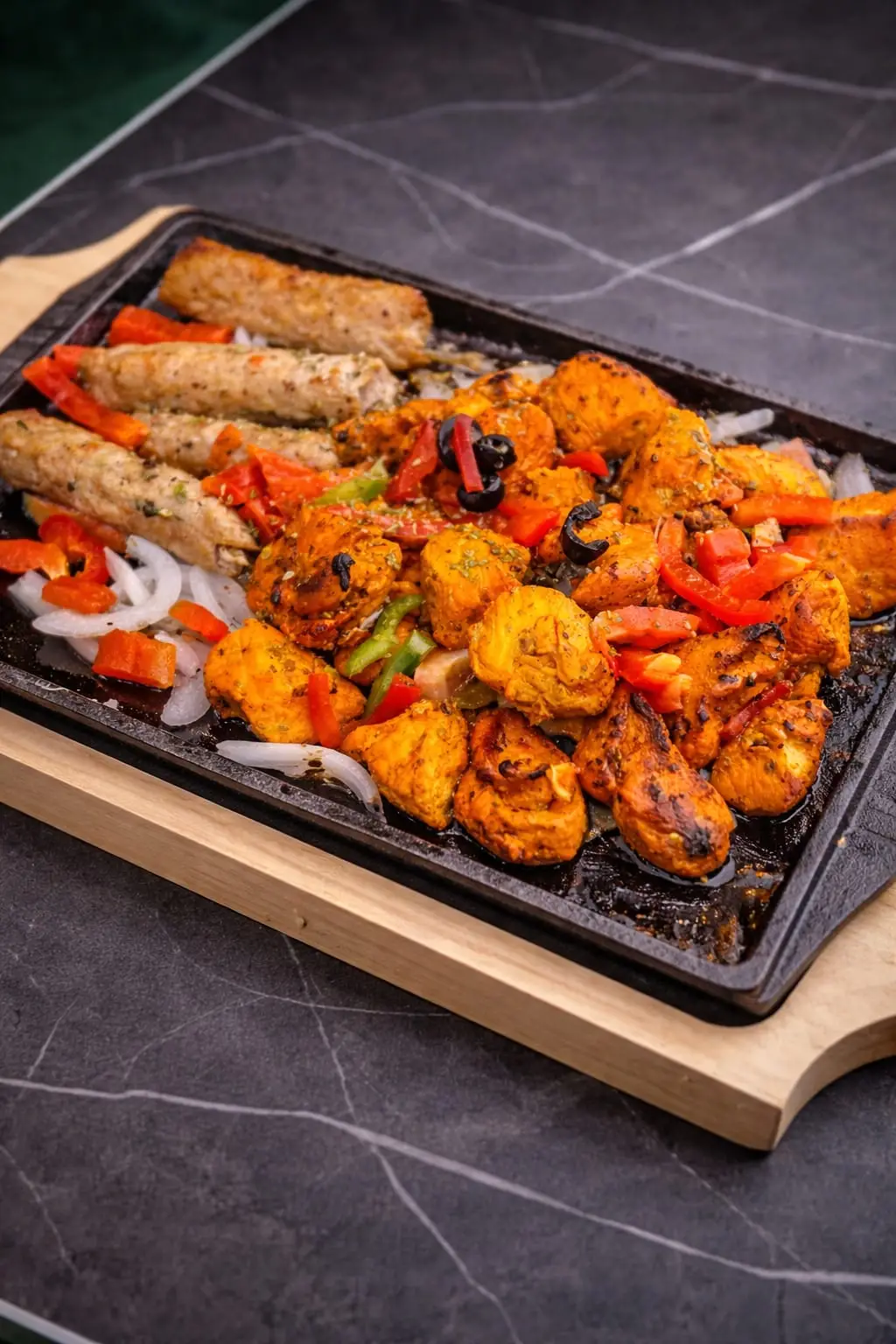 plato mixto de kebab halal con pollo a la parrilla verduras y pan en Gul Kebab House Terrassa