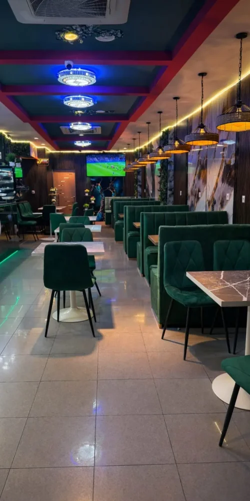 interior moderno del restaurante halal Gul Kebab House en Terrassa